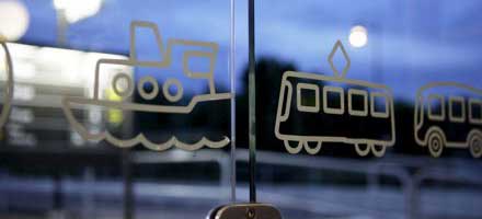 Sänkta biljettpriser tar resurser från vården